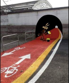 Torino: la nuova pista ciclabile finisce contro il muro, la risolvono con Willy il Coyote