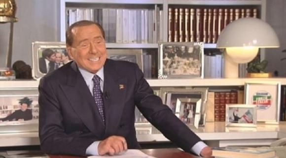 Calabria, Berlusconi presenta la candidata: “La conosco da 26 anni e non me l’ha ancora data”