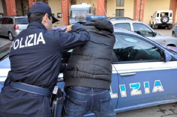 Foggia: pratica autoerotismo su una panchina al parco e poi va a prendersi una birra al bar