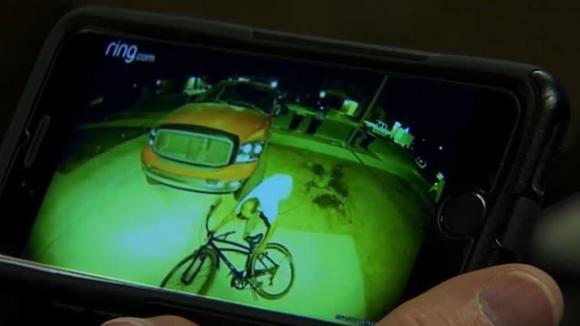Coppia lasciava bici incustodite per poter prendere a mazzate i ladri e postarli su YouTube