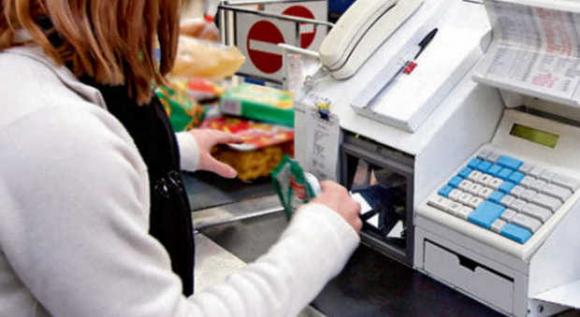 Compra le sigarette con una banconota da 30€ e gli danno pure il resto