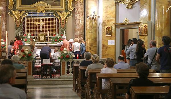 Milano: entra in chiesa, sale sull’altare e bestemmia a squarciagola durante la Messa