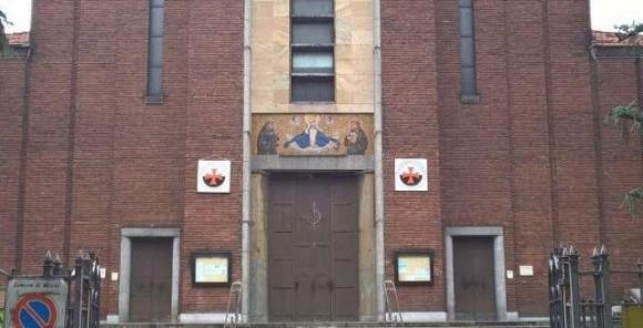 Milano: entra in chiesa, sale sull’altare e bestemmia a squarciagola durante la Messa