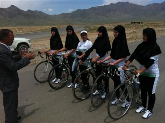 Olimpiadi di Tokyo, distrutte le bici della Nazionale afgana: “Siete donne, per voi niente Giochi”