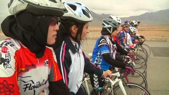 Olimpiadi di Tokyo, distrutte le bici della Nazionale afgana: “Siete donne, per voi niente Giochi”