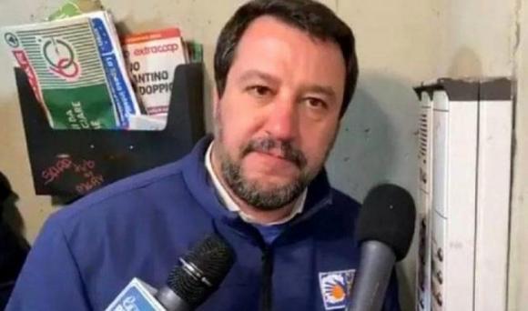 Consigliere regionale citofona a Salvini: “Sono qui i 49 milioni?”