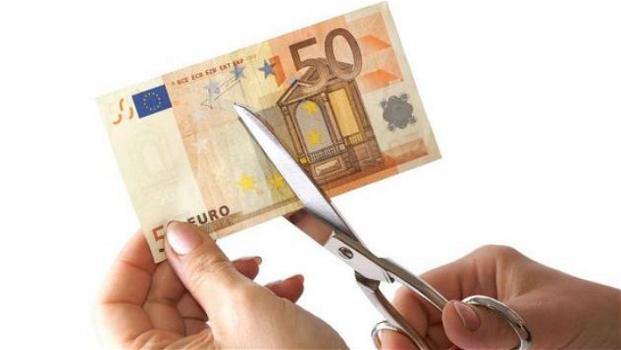 Anziana distrugge un milione di euro per non lasciarlo in eredità ai familiari