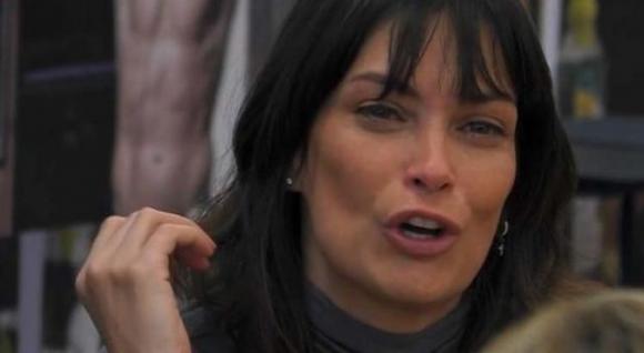 Fernanda Lessa nella bufera: “La lesbica mi ha nominato”, replica la fidanzata: “Drogata!”