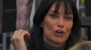 Fernanda Lessa nella bufera: “La lesbica mi ha nominato”, replica la fidanzata: “Drogata!”