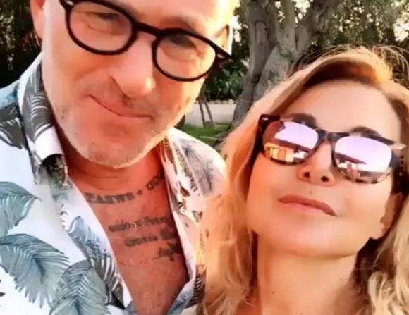 Barbara D’Urso si è fidanzata? Le foto mano nella mano con un uomo misterioso (e un anello)