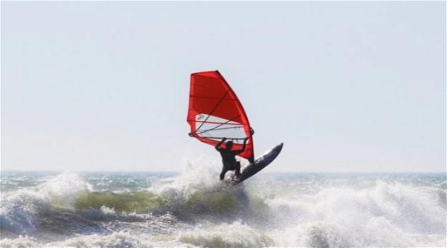 Migranti: minore arriva dalla Tunisia in Sicilia in windsurf