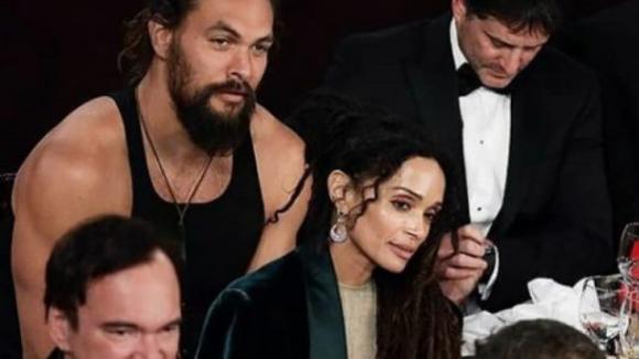 Jason Momoa è rimasto in canottiera ai Golden Globes perché sua moglie aveva freddo