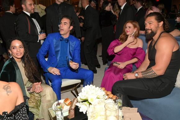 Jason Momoa è rimasto in canottiera ai Golden Globes perché sua moglie aveva freddo