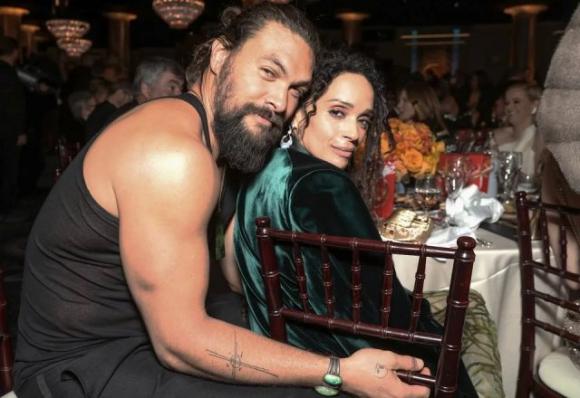 Jason Momoa è rimasto in canottiera ai Golden Globes perché sua moglie aveva freddo