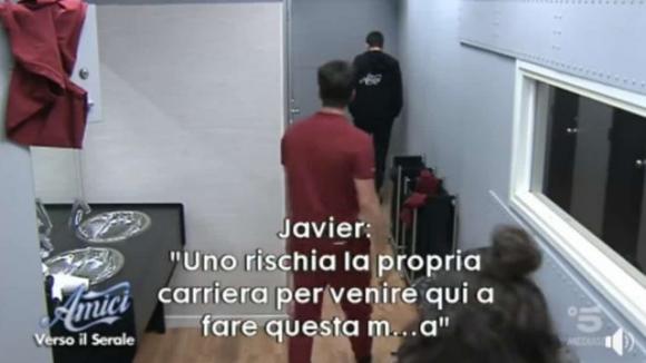 Javier furioso denigra la scuola e i professori: “È una scuoletta”, Maria de Filippi lascia lo studio