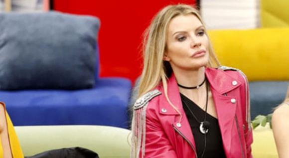 Fernanda Lessa nella bufera: “La lesbica mi ha nominato”, replica la fidanzata: “Drogata!”