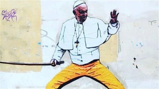 Papa Francesco diventa Kill Bill in un murales a Roma. Autore portato in questura