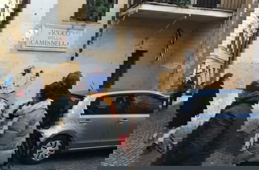 Papa Francesco diventa Kill Bill in un murales a Roma. Autore portato in questura
