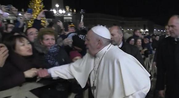 Papa Francesco diventa Kill Bill in un murales a Roma. Autore portato in questura