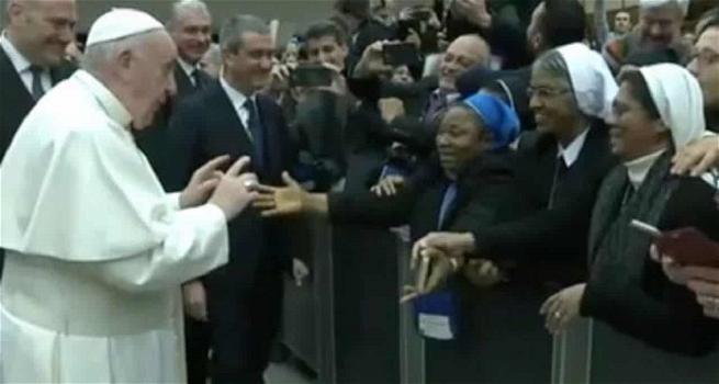Vaticano, il Papa si rivolge a una suora africana: “Ho paura! Tu mordi!”