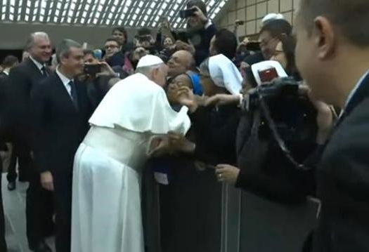 Vaticano, il Papa si rivolge a una suora africana: “Ho paura! Tu mordi!”