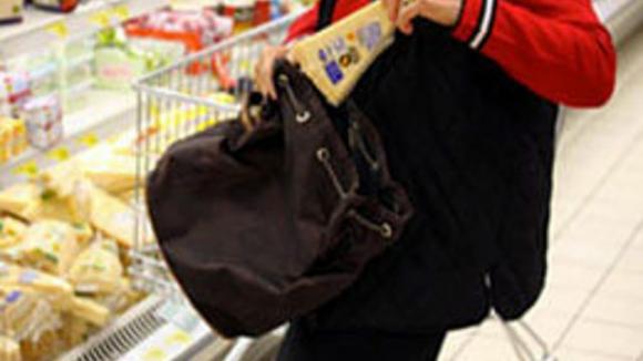 Rubano parmigiano per comprarsi la droga: arrestati
