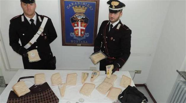 Rubano parmigiano per comprarsi la droga: arrestati