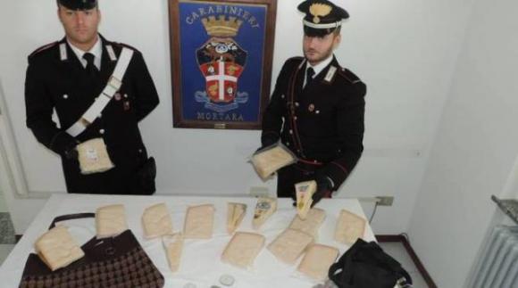 Rubano parmigiano per comprarsi la droga: arrestati