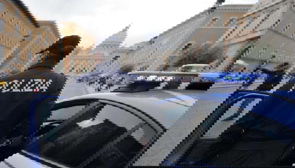 Roma: si traveste da Papa Francesco e aggredisce i poliziotti