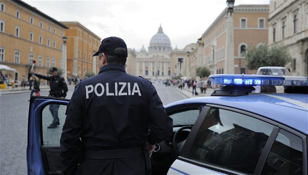 Roma: si traveste da Papa Francesco e aggredisce i poliziotti