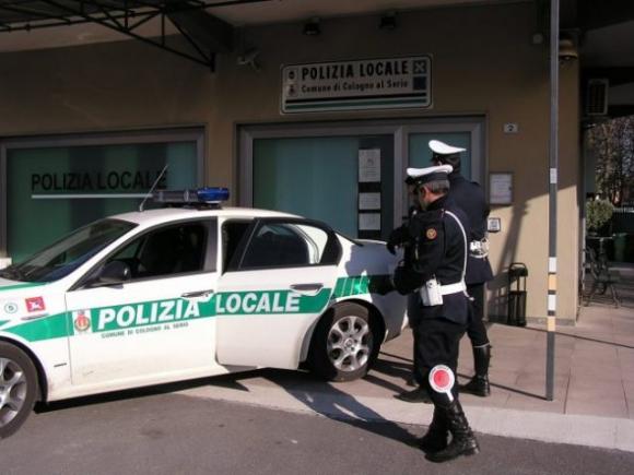 Ubriaco fradicio ferma i vigili e chiede loro di esibire i documenti: “Devo farvi una multa”