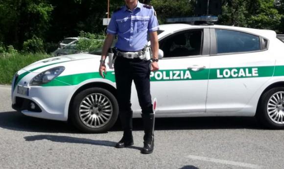 Ubriaco fradicio ferma i vigili e chiede loro di esibire i documenti: “Devo farvi una multa”
