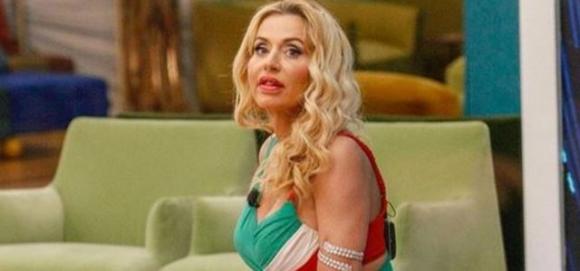 Valeria Marini risponde alle offese di Antonio Zequila e Antonella Elia