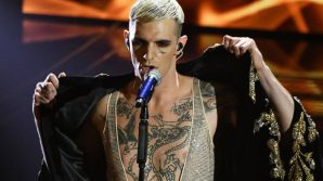 Achille Lauro sbalordisce tutti rimanendo sul palco di Sanremo 2020 in déshabillé: