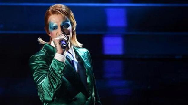 Festival di Sanremo, Achille Lauro: in versione Ziggy Stardust di David Bowie canta "Gli uomini non cambiano"