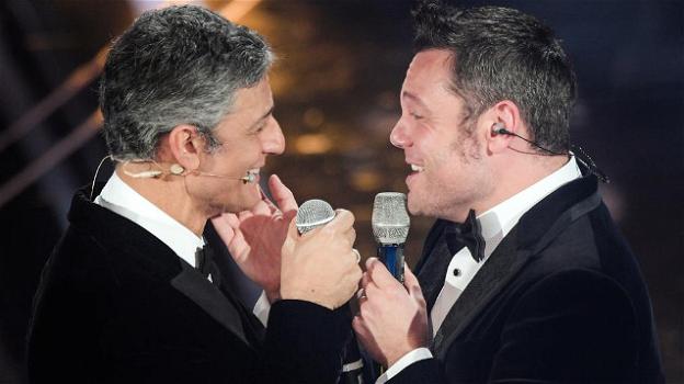 Festival di Sanremo, Fiorello e Tiziano Ferro cantano "Finalmente Tu" e si scambiano un bacio