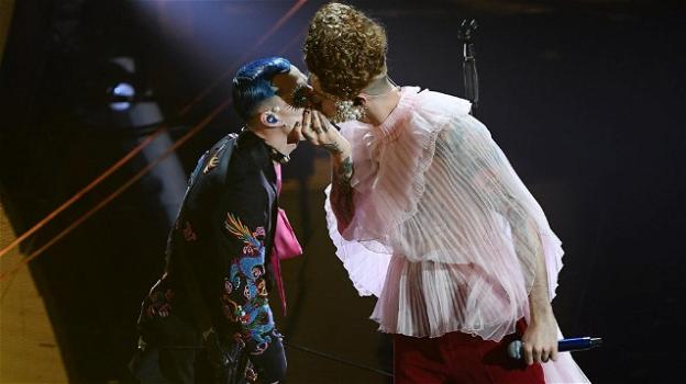 Sanremo 2020, Achille Lauro bacia Boss Doms. La moglie del chitarrista: "Schemi solo nelle menti di chi se li prefissa"