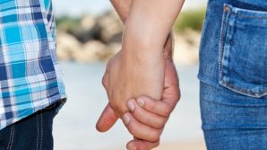 Tenersi per mano fa bene a corpo e mente. Lo afferma la scienza