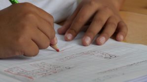 La falsa giustificazione di un bambino diventa virale: