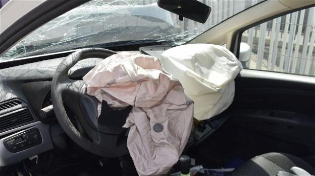 Pisa, morto un bimbo di due mesi perché è scoppiato l’airbag in un incidente