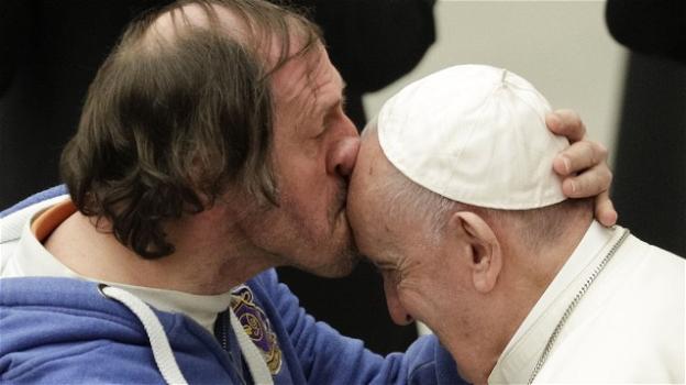 Un bacio in fronte a Papa Francesco commuove tutti