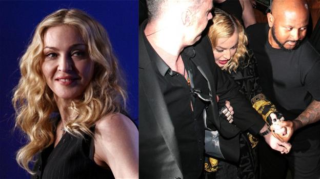 Madonna non riesce a camminare, i bodyguard la sorreggono