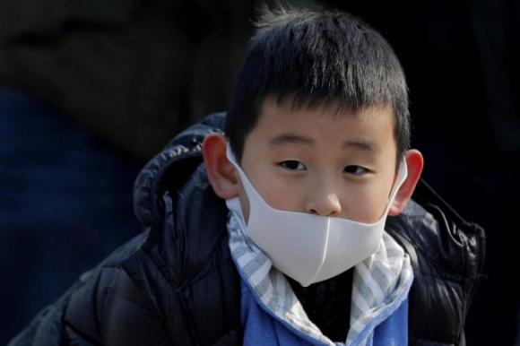 Coronavirus, atterrati i 56 italiani bloccati a Wuhan: ci sono 6 bambini