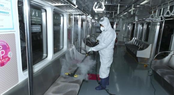 Coronavirus, atterrati i 56 italiani bloccati a Wuhan: ci sono 6 bambini