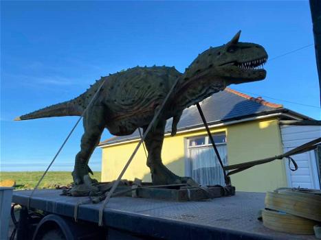 Ordina un dinosauro per il figlio senza leggere la descrizione e ne riceve uno da 2 tonnellate