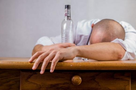 Scaricano alcool vicino a rete idrica: dai rubinetti di 18 case inizia ad uscire vodka