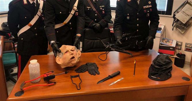 Ferrara: mascherato da Bertinotti lancia frecce con la balestra al vicino