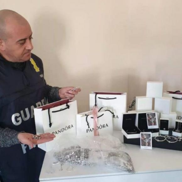 Pandora “tarocchi” riempiono Napoli per San Valentino