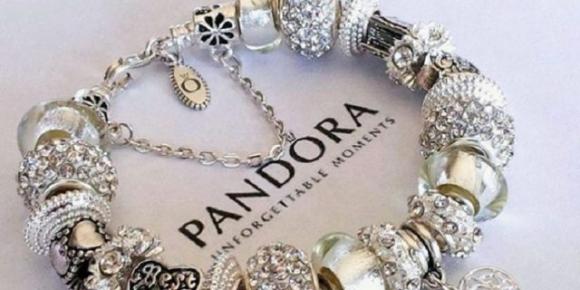 Pandora “tarocchi” riempiono Napoli per San Valentino