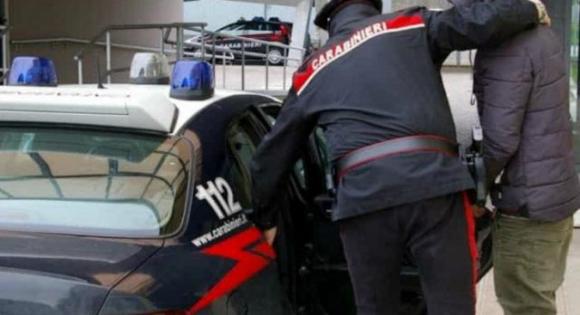 Arrestato per un reato, ruba 40€ ad un carabiniere in caserma